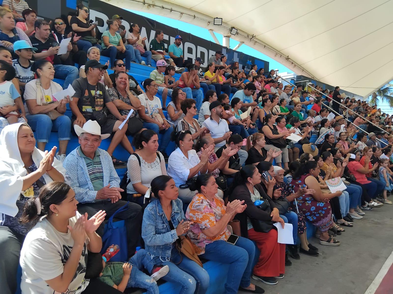$!Gobierno de Mazatlán entrega 351 apoyos del Programa Peso a Peso del Bienestar a familias de colonias y comunidades