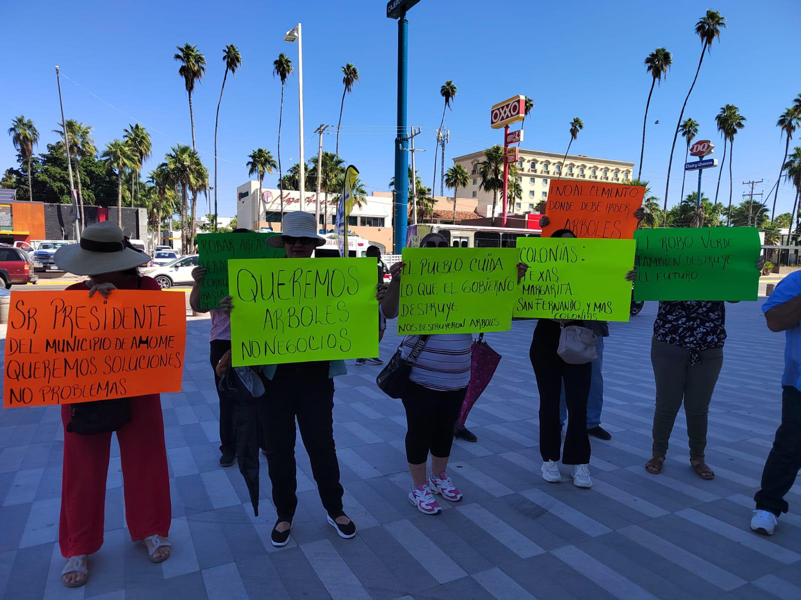 $!Ciudadanos y animalistas protestan durante el primer Informe de Gobierno de Menéndez