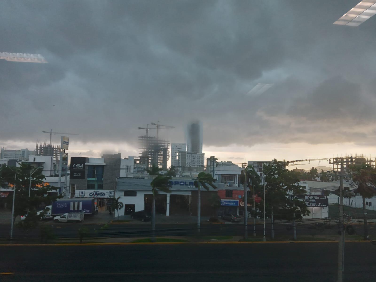 $!Azota fuerte viento y lluvia a Mazatlán