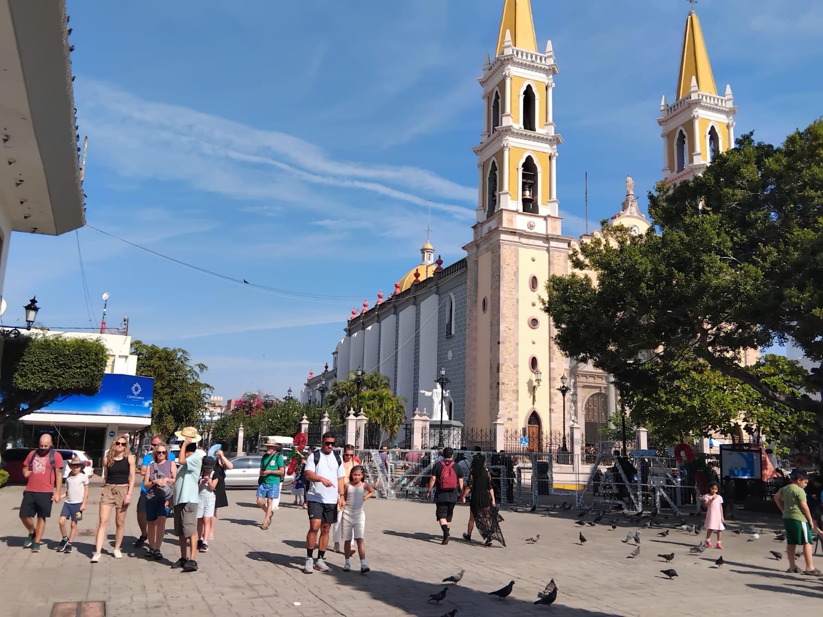 $!Aumenta tráfico vehicular y de peatones en el Centro de Mazatlán por comprar navideñas