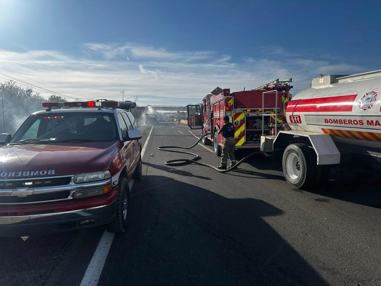 $!Cierran por hora y media la Mazatlán-Culiacán por incendio de tráiler cerca de Mármol
