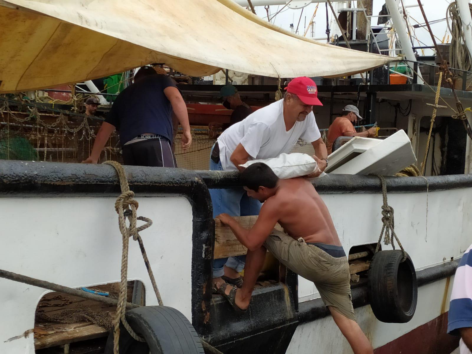 $!Sin subsidio al diésel y con embargo, los pescadores de Mazatlán ya están listos para las capturas de camarón en altamar