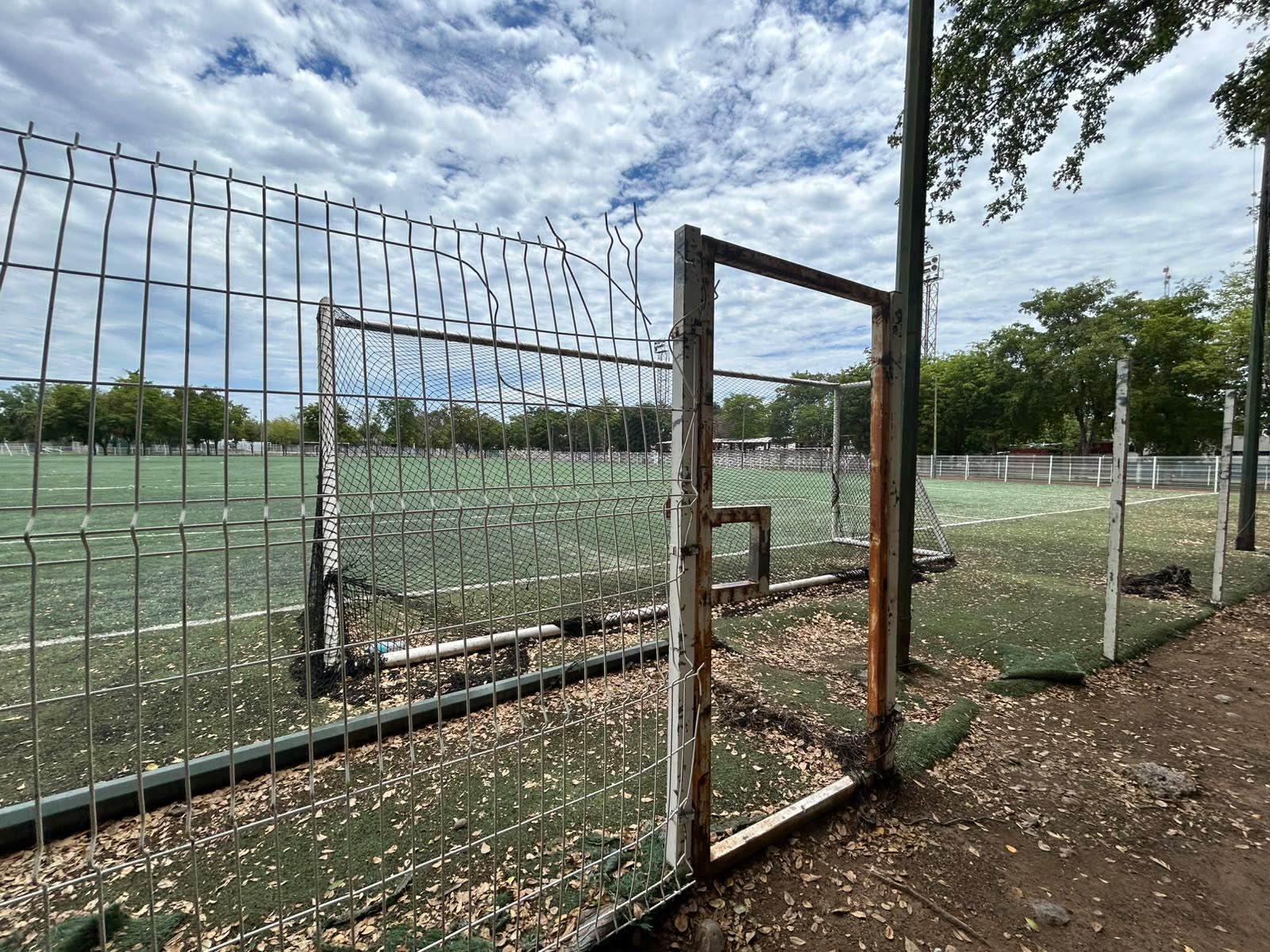 $!A más de dos meses de anuncio de rehabilitación millonaria, Parque Constitución continúa deteriorado