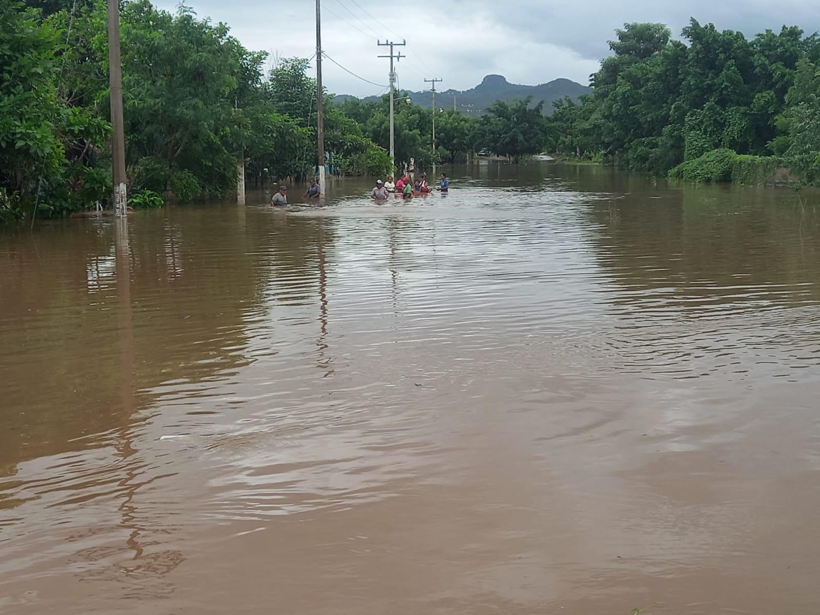 $!Lluvias ocasionadas por el huracán Pamela dejan comunidades de Escuinapa bajo el agua