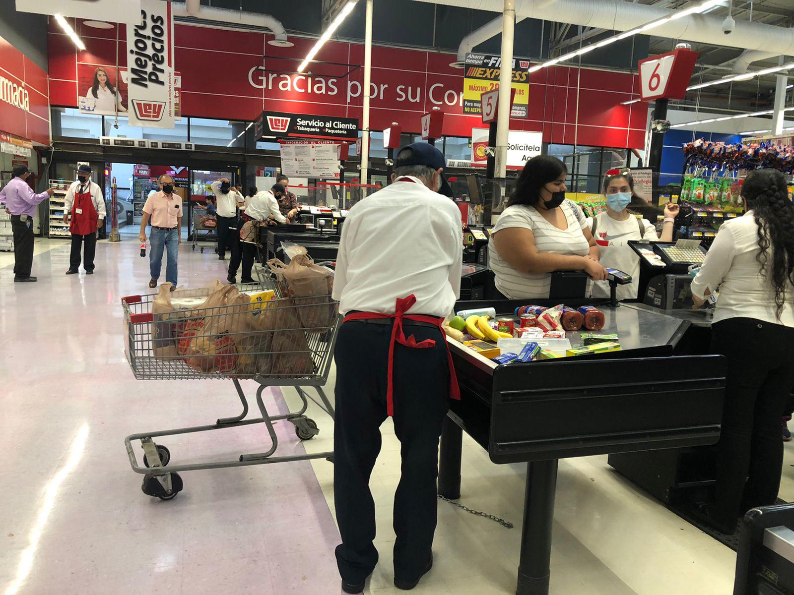 $!Tras casi año y medio de resguardo por la pandemia, vuelven los paqueteros a trabajar en las tiendas Ley