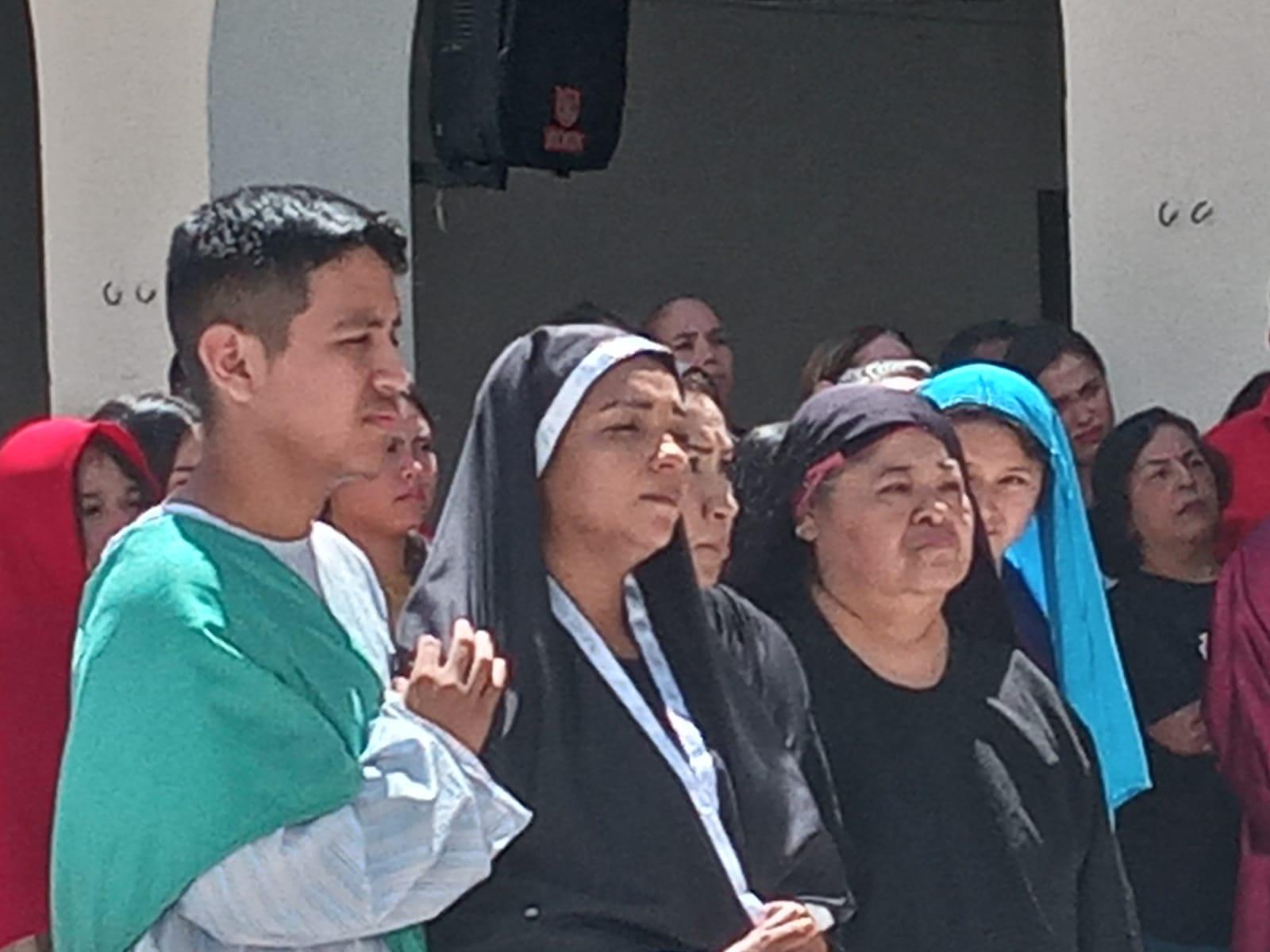 $!Mazatlecos y turistas atestiguan el Viacrucis Viviente en calles del Centro de puerto