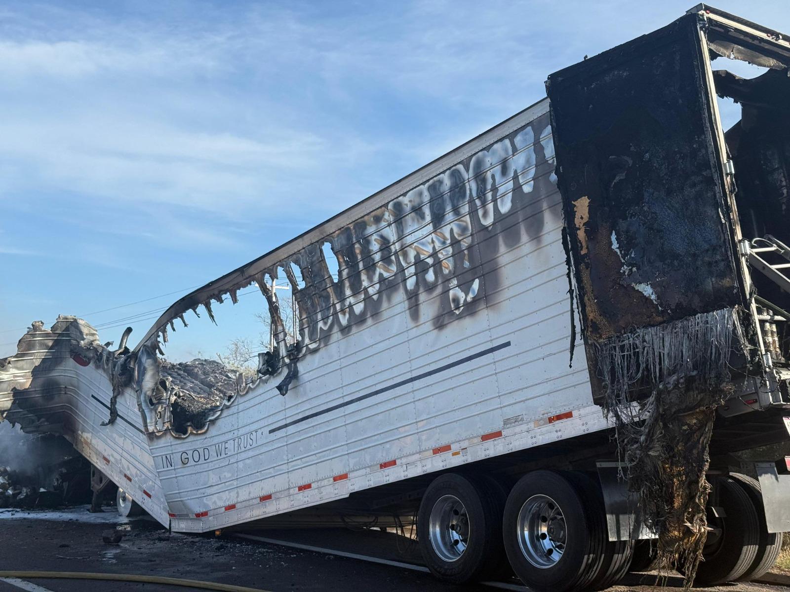 $!Cierran por hora y media la Mazatlán-Culiacán por incendio de tráiler cerca de Mármol