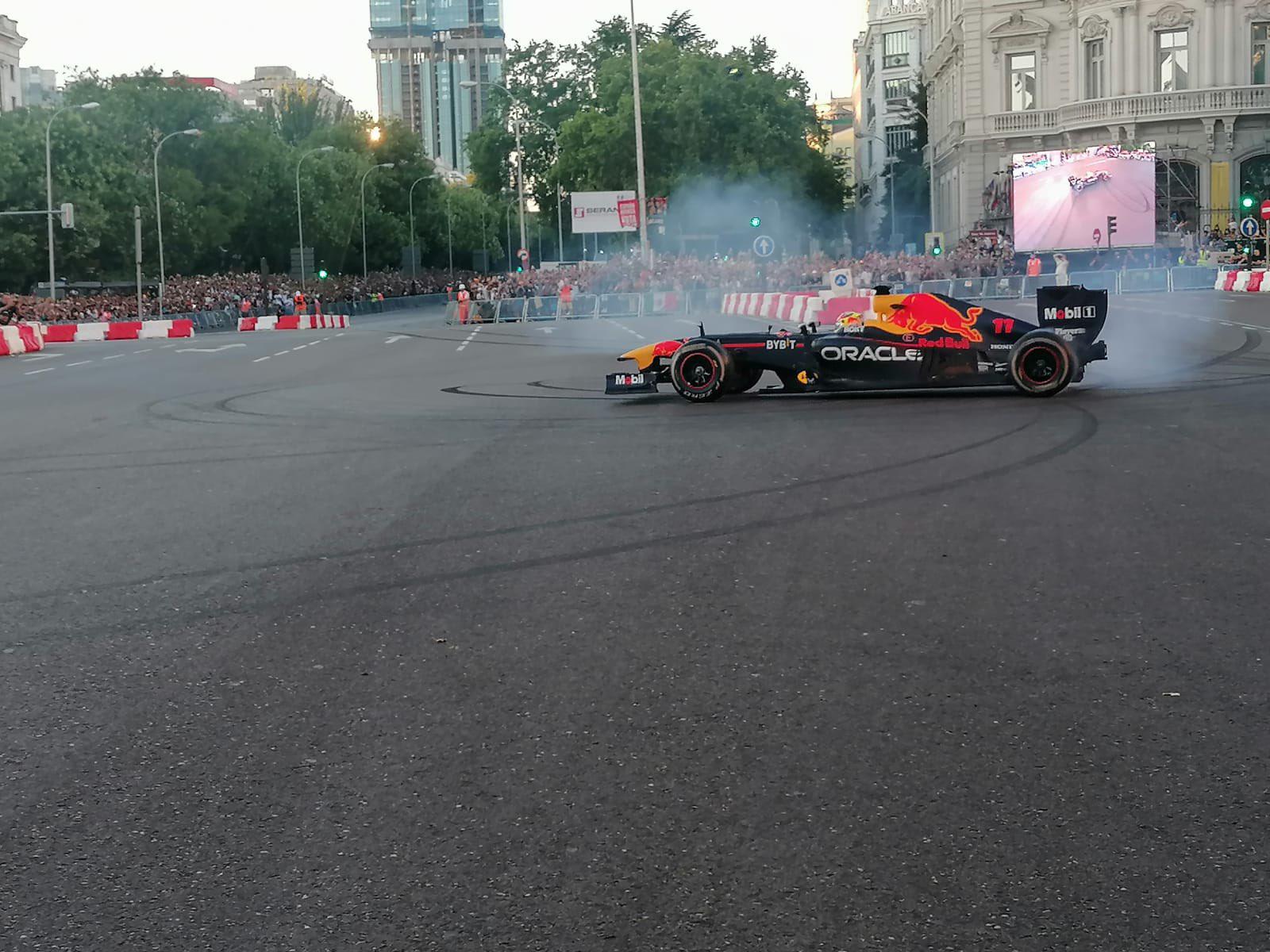 $!‘Checo’ Pérez hizo rugir su Red Bull por el centro de Madrid