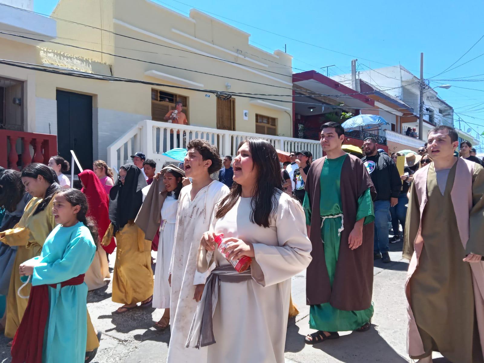 $!Mazatlecos y turistas atestiguan el Viacrucis Viviente en calles del Centro de puerto