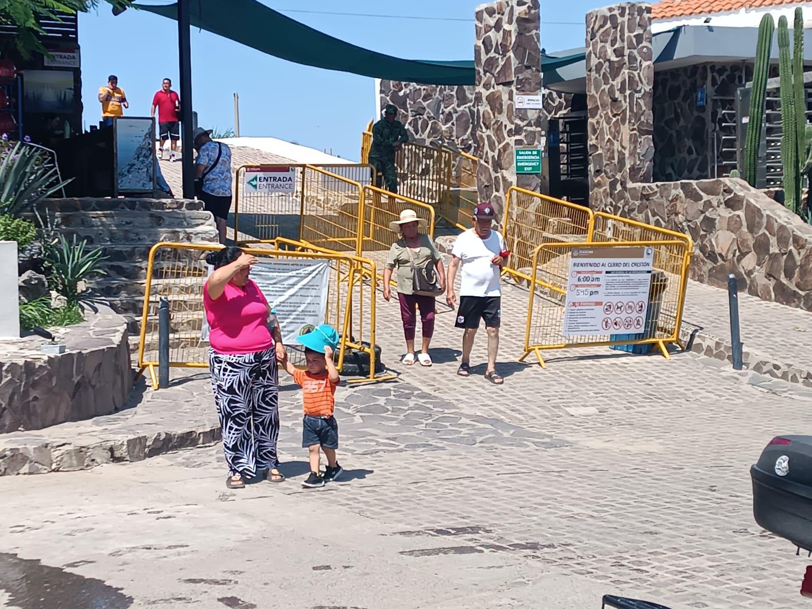 $!Pese a las altas temperaturas, turistas no le rehúyen al Faro de Mazatlán