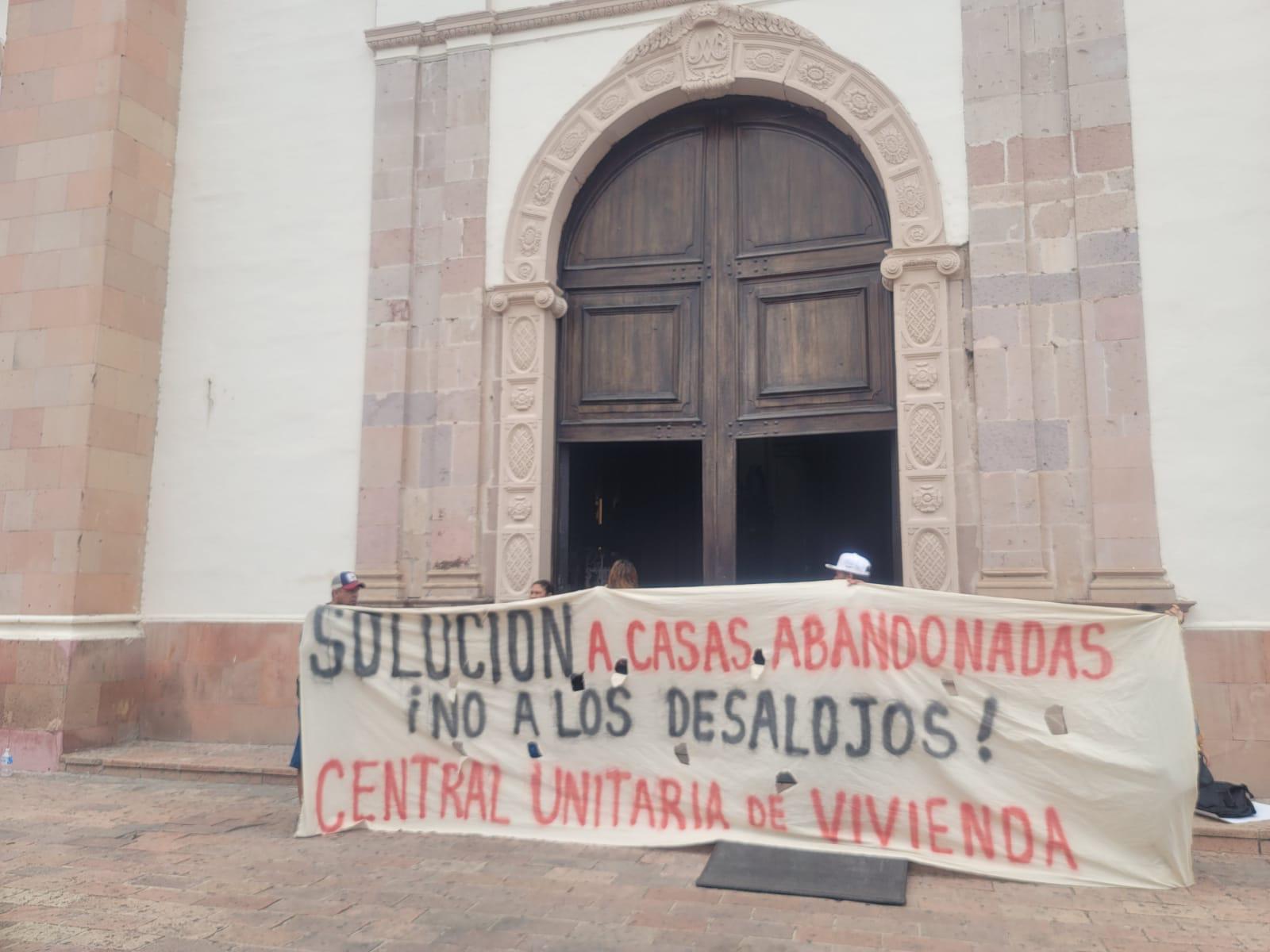 $!Llevan hasta la Catedral de Culiacán protesta por problemas de vivienda