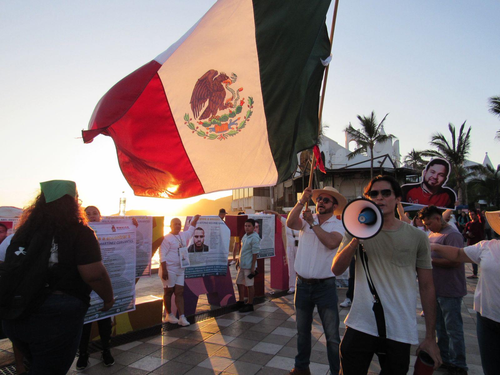 $!Mazatlecos exigen paz y revocación de mandato en marcha en el malecón