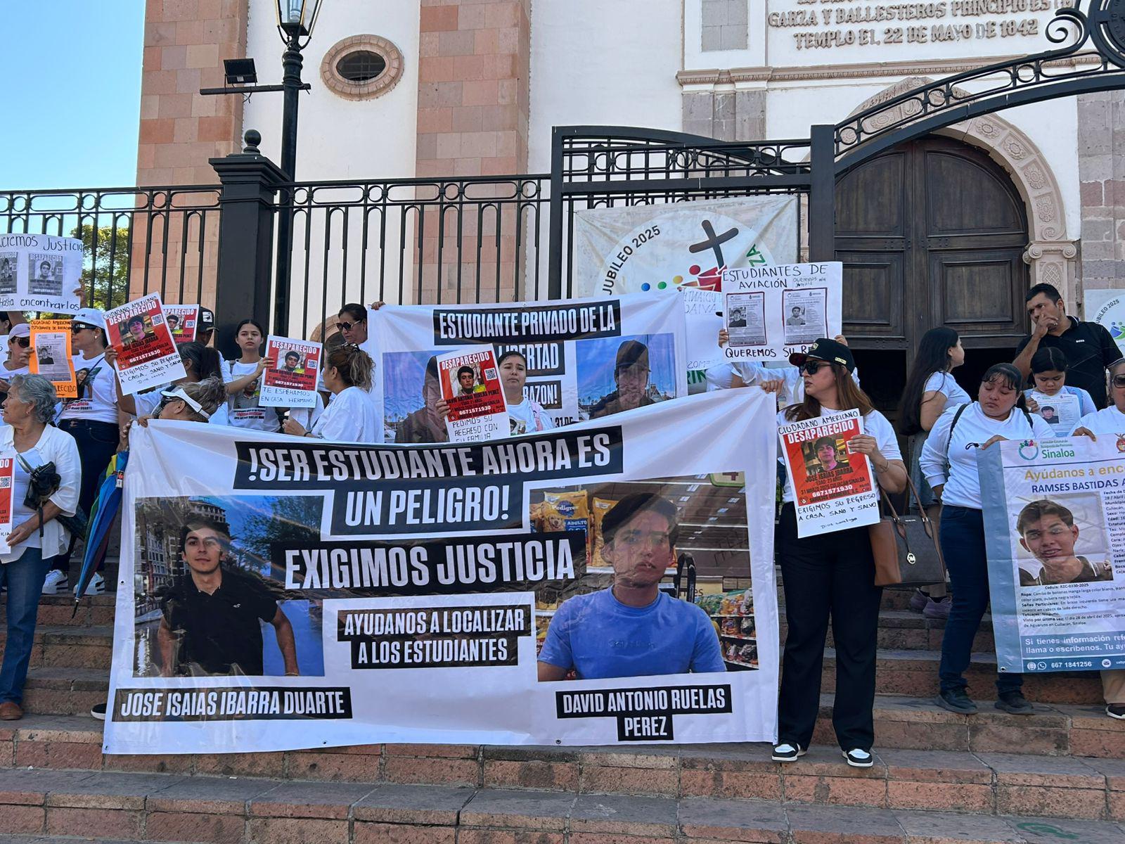 $!Familias marchan de nuevo a la Fiscalía por desaparición de jóvenes en medio de crisis de seguridad en Culiacán