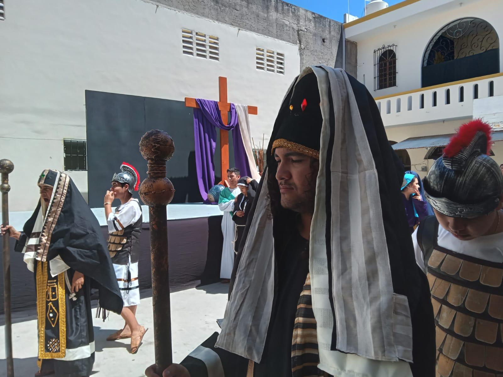 $!Mazatlecos y turistas atestiguan el Viacrucis Viviente en calles del Centro de puerto