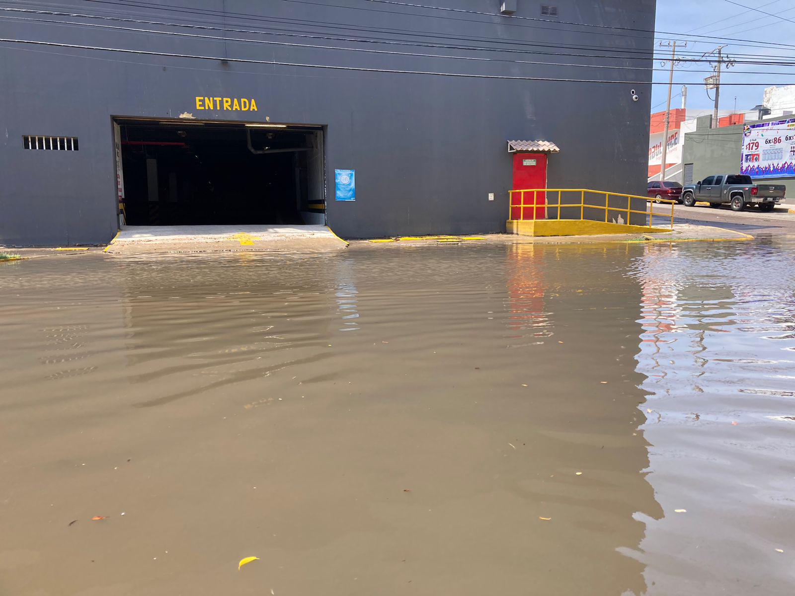 $!Permanece inundada la Cruz Lizárraga tras lluvia de este domingo en Mazatlán