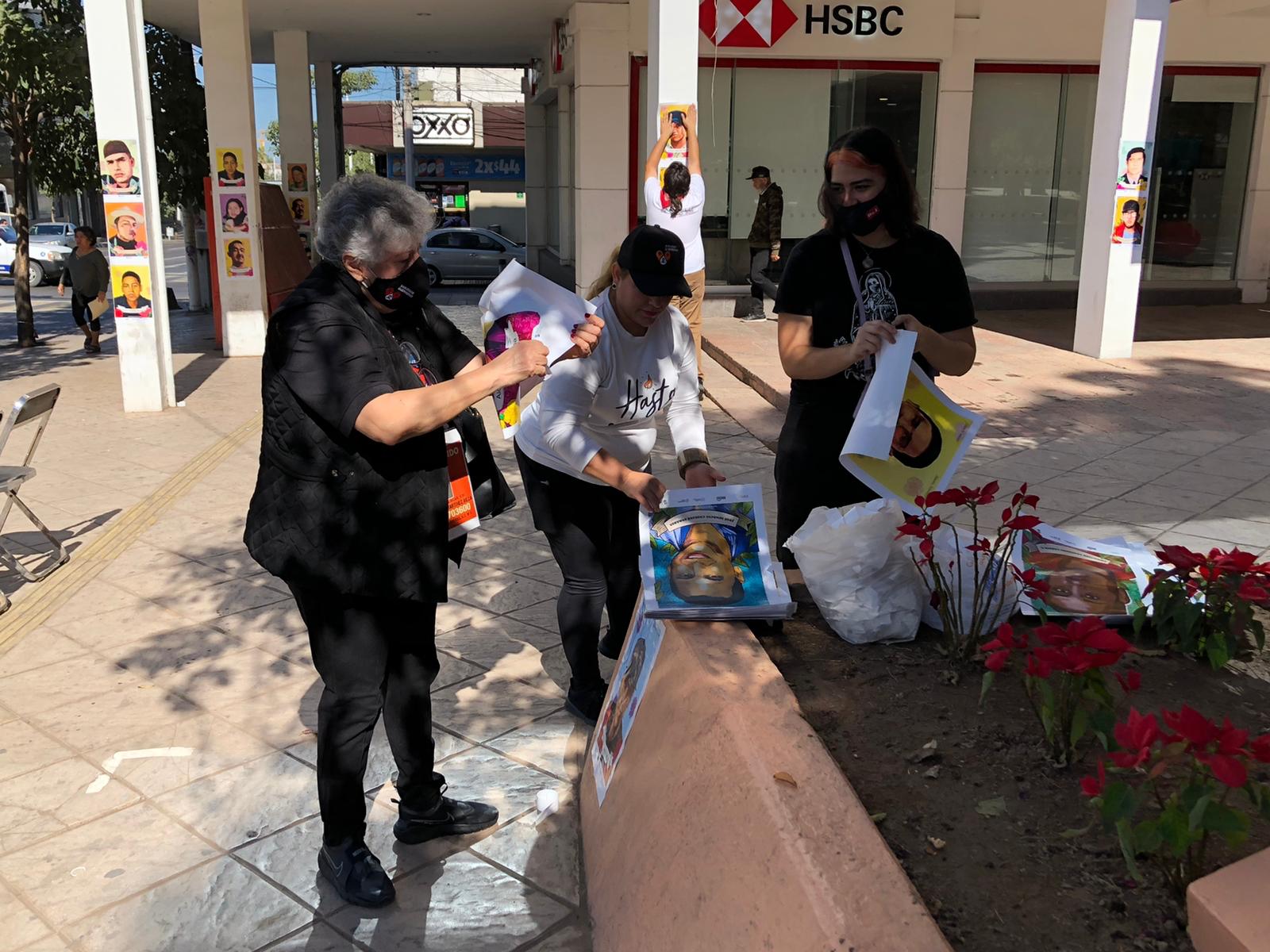 $!Colocan familiares una silla vacía, para no olvidar a sus desaparecidos