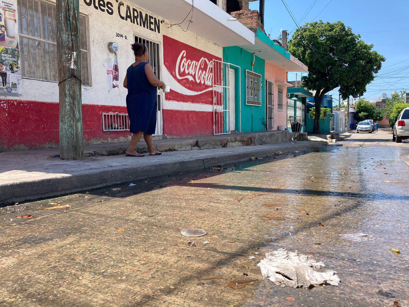 $!Brota drenaje y corre por calles de la 20 de Noviembre; No aguantan los fétidos olores