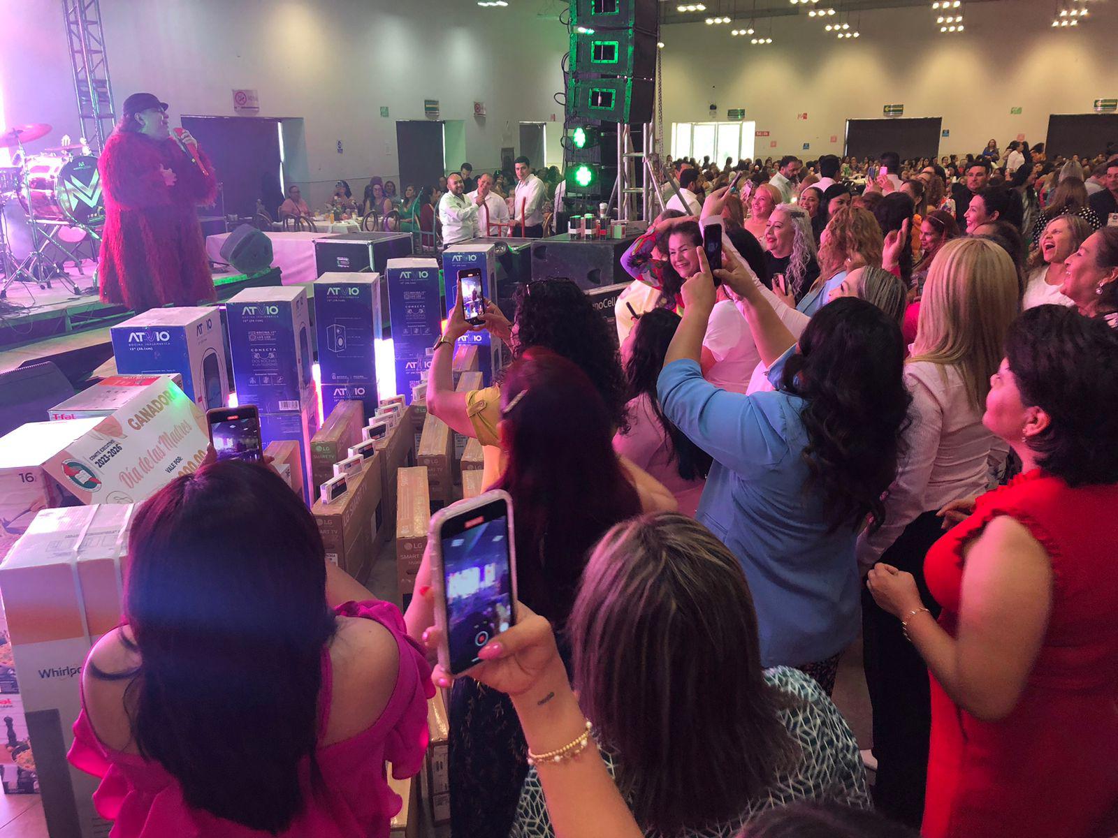 $!Celebran con fiesta y regalos a las madres trabajadoras del Estado