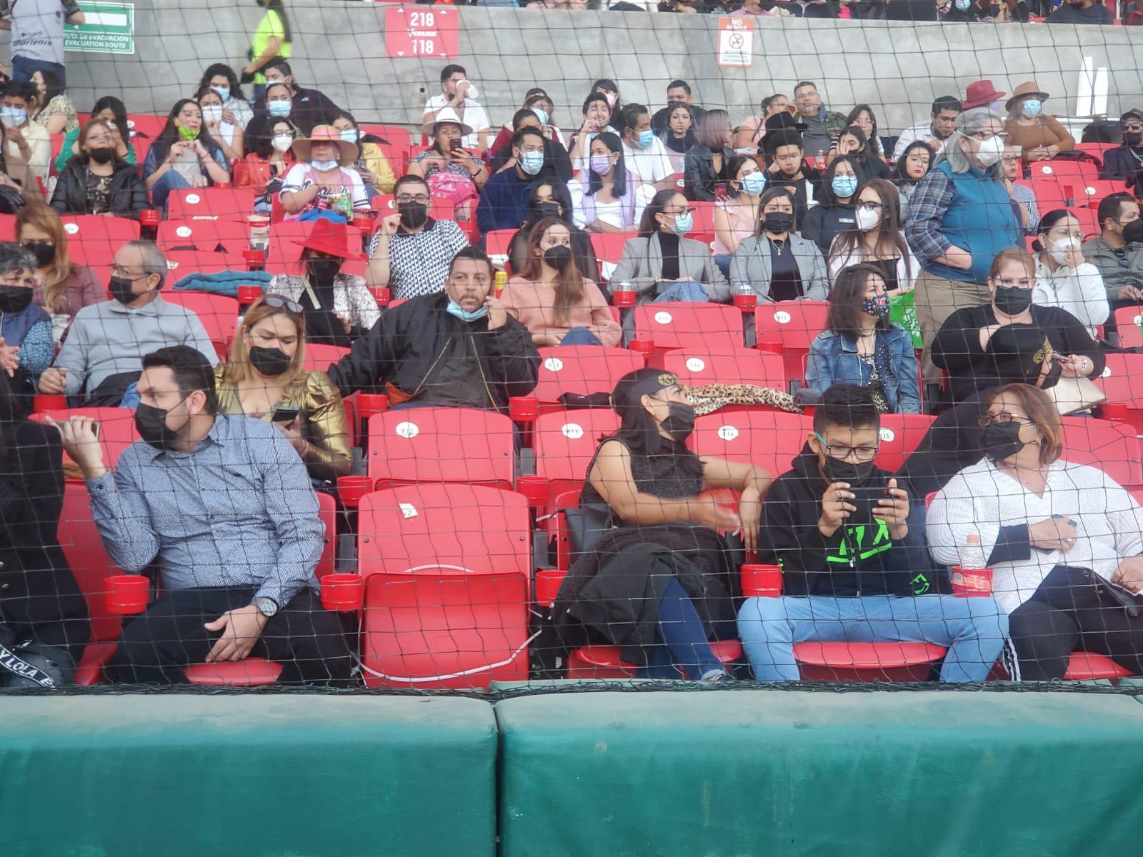 $!Asistentes al Teodoro Mariscal rompen seguros en asientos durante coronaciones del Carnaval de Mazatlán