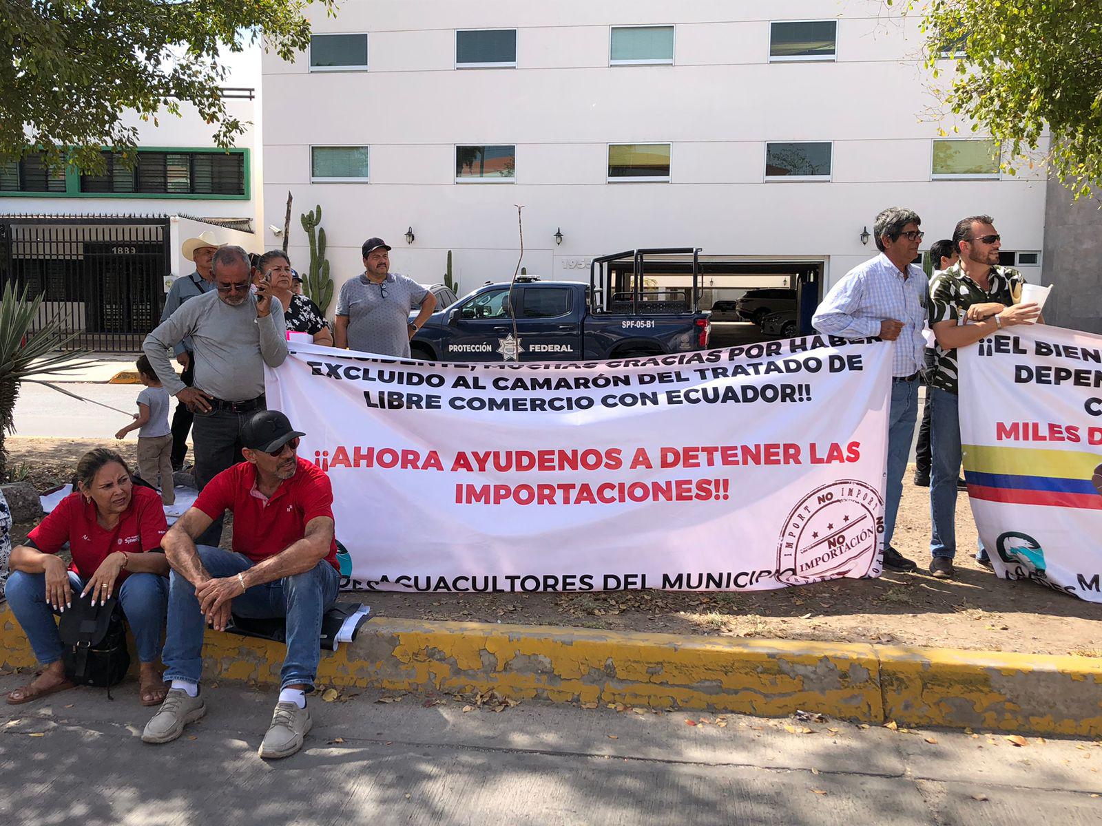 $!A puerta cerrada, AMLO se reúne con Servidores de la Nación en Culiacán
