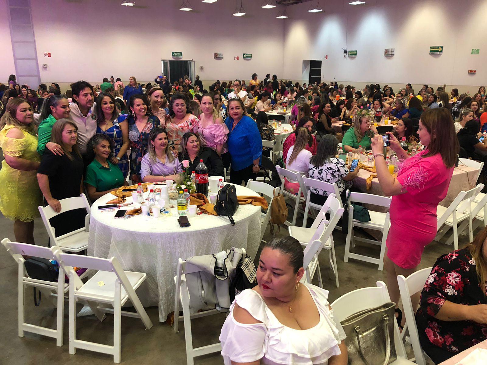 $!Celebran con fiesta y regalos a las madres trabajadoras del Estado