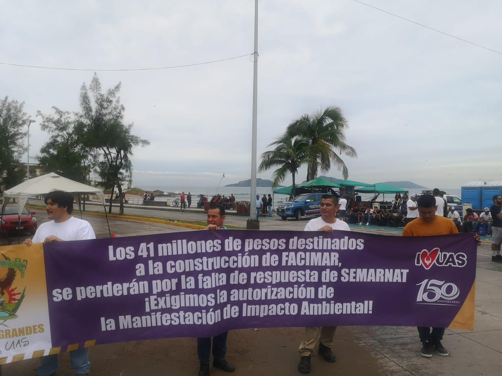 $!En Mazatlán, bloquea Facimar Paseo Clausen; exigen liberar obra negra