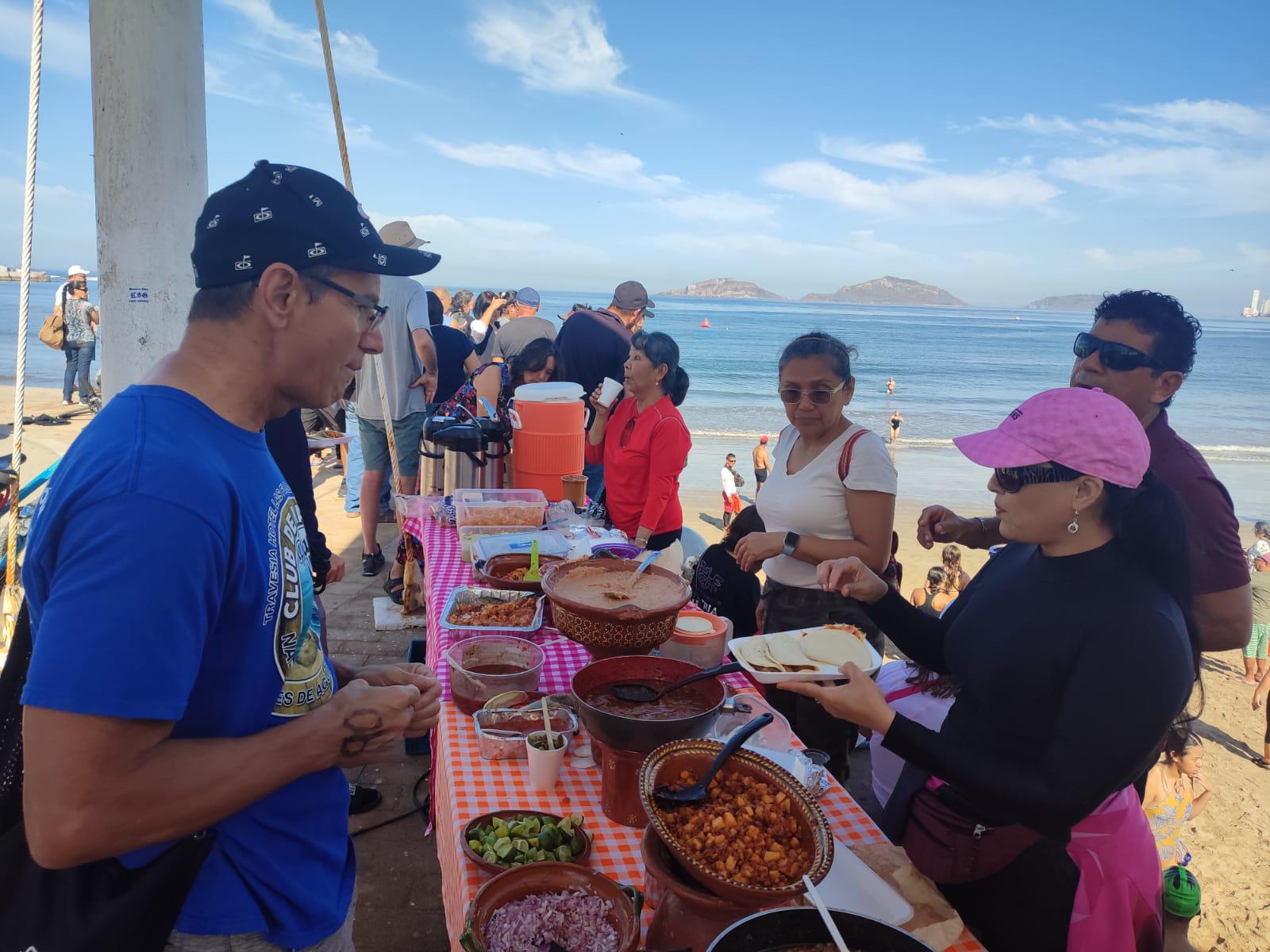 $!Zazueta y Luna superan al Pacífico y se llevan la Cuarta Travesía Puntuable de Natación