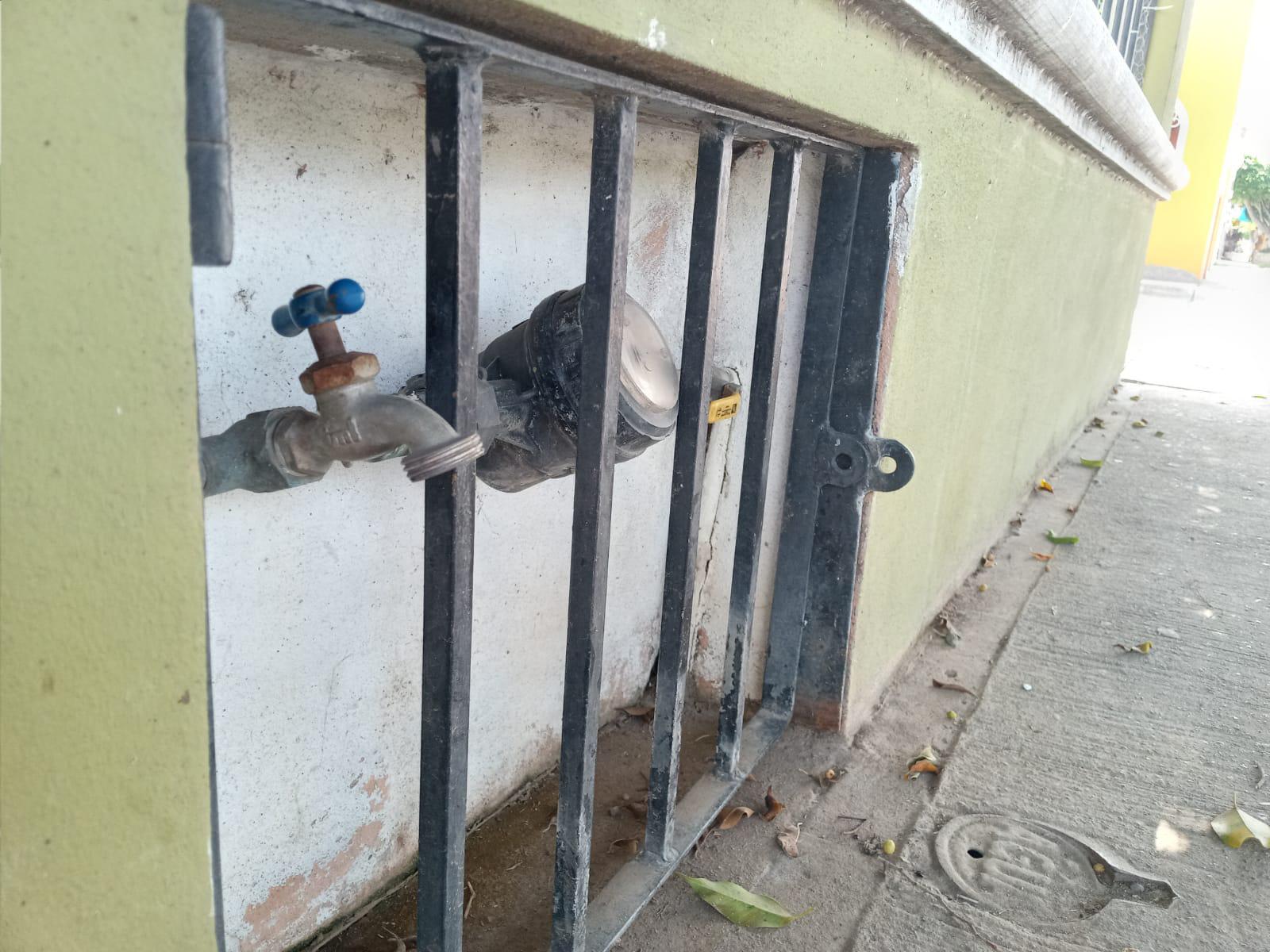 $!En Prados del Sol, Mazatlán, la gente sigue sin agua, y por eso, amenazan con bloquear el puente de la Avenida Bicentenario