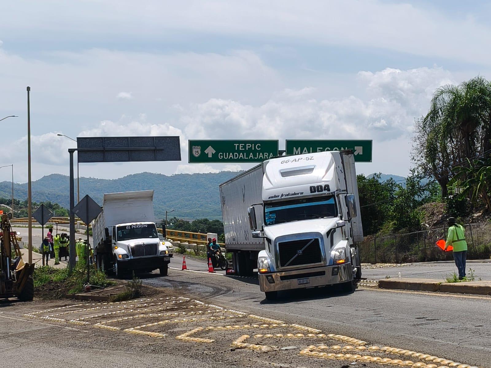 $!Realizan trabajos de bacheo en la México 15 a la altura de Rosario