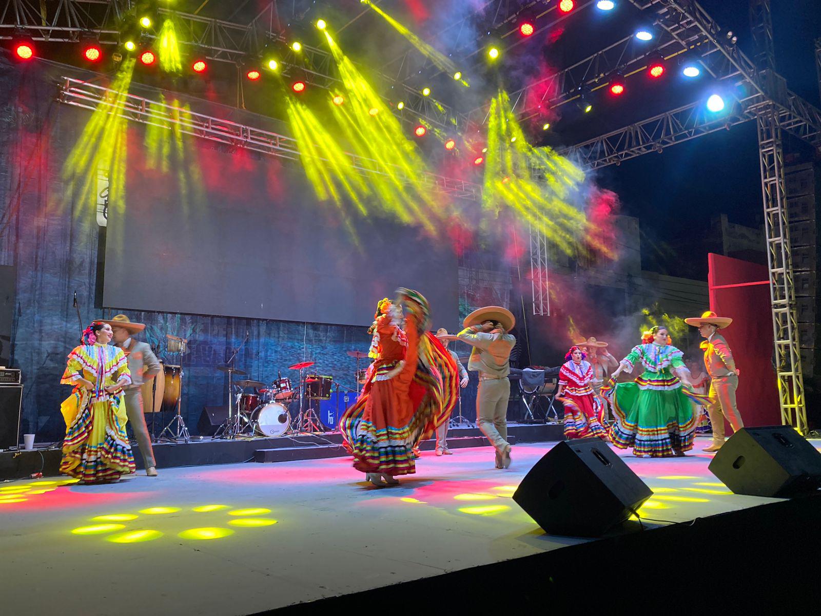 $!El Ballet Folklórico del Instituto de Cultura, Arte y Turismo de Mazatlán, dirigido por Javier Arcadia, dio alegría a la festividad.