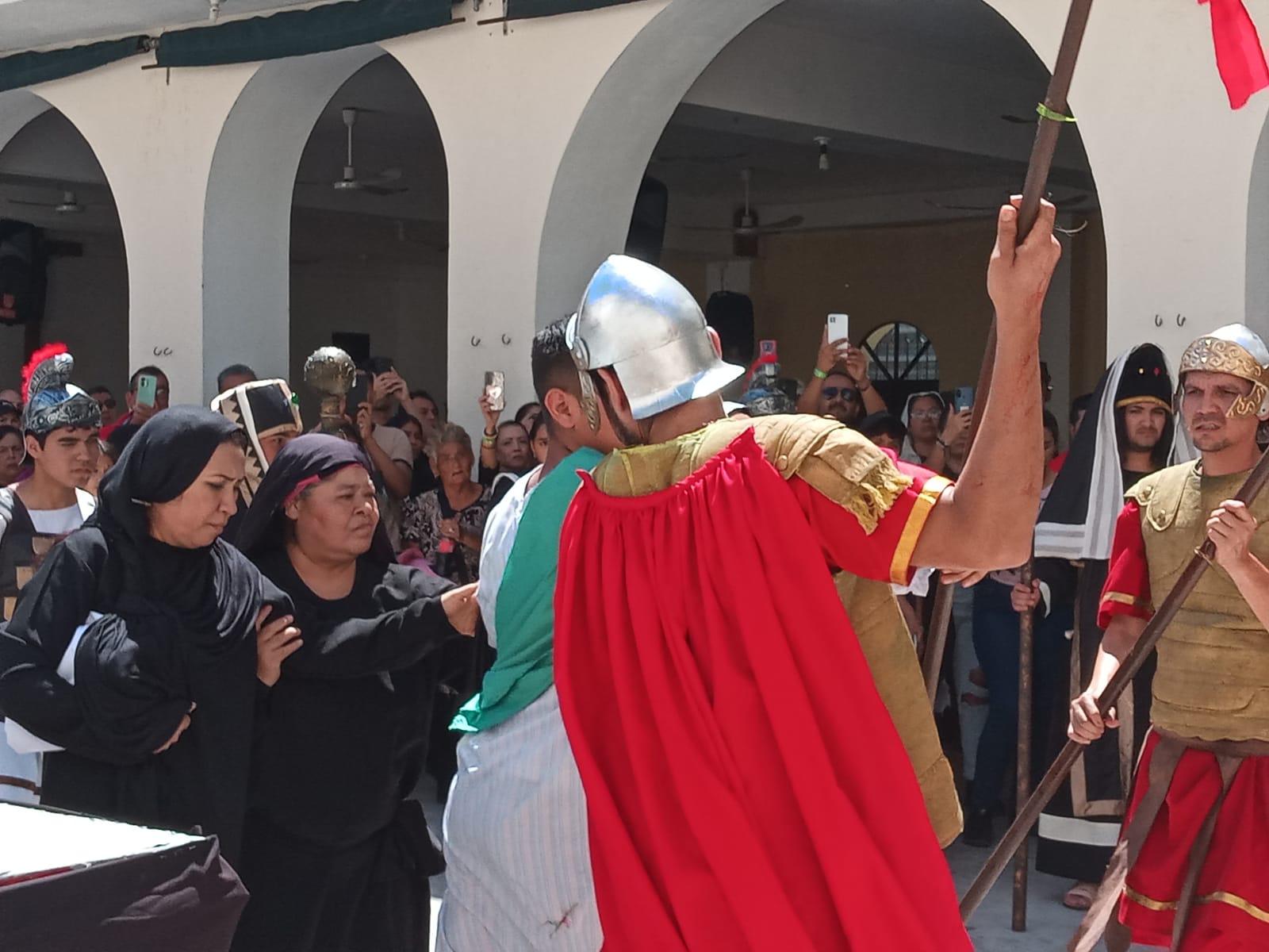 $!Mazatlecos y turistas atestiguan el Viacrucis Viviente en calles del Centro de puerto