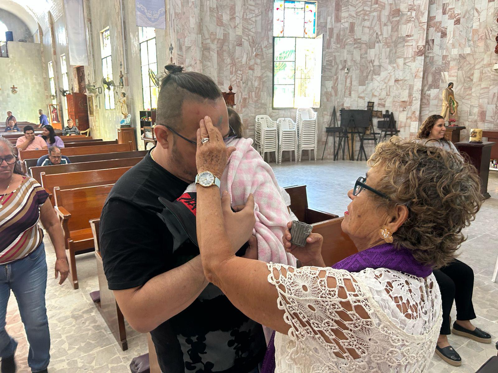 $!Celebran mazatlecos Miércoles de Ceniza en la parroquia Nuestra Señora del Carmen