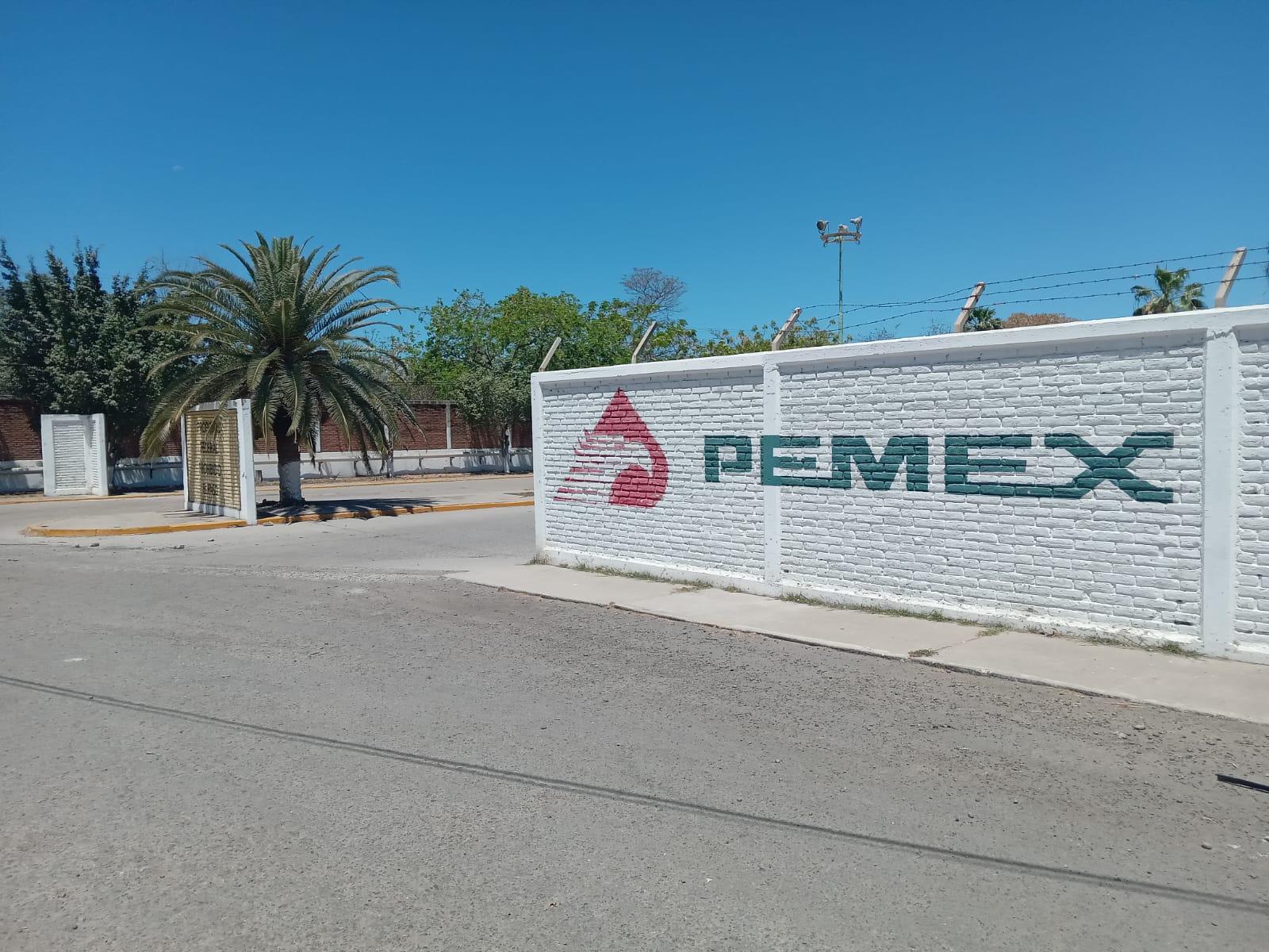 $!Transportan combustible de Mazatlán a Culiacán ante bloqueo de productores