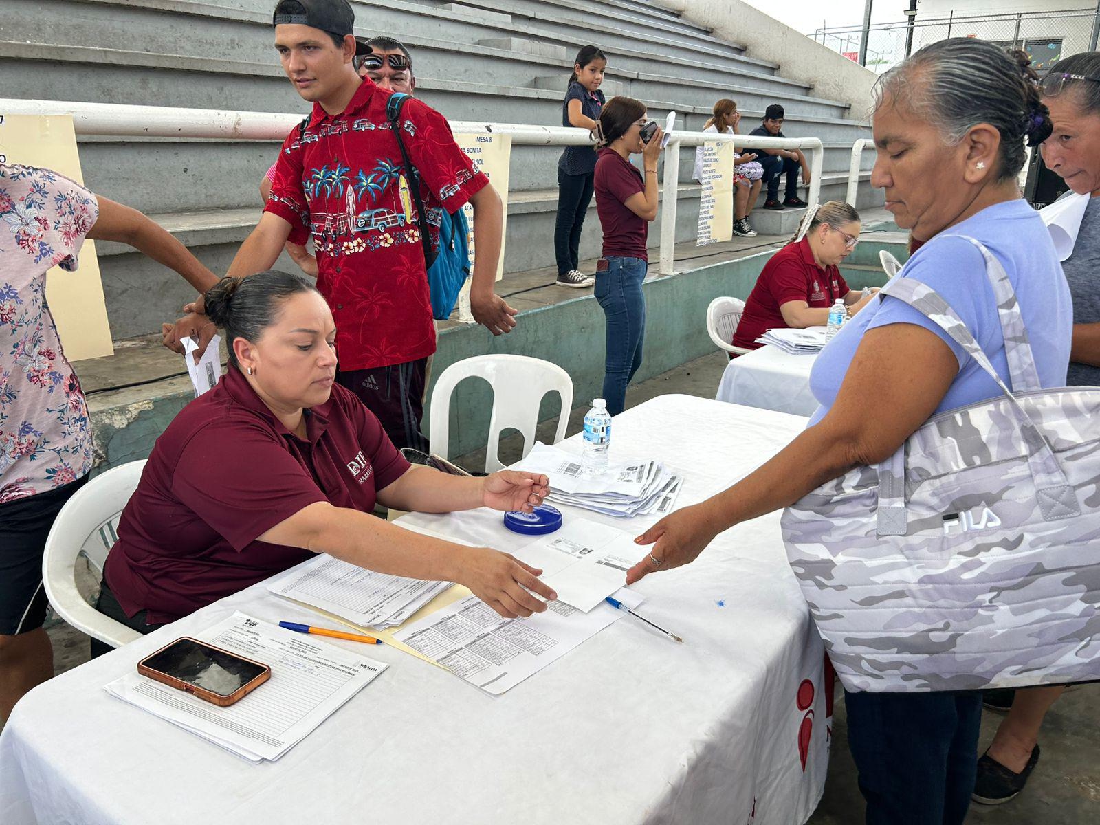 $!Entregan despensas a familias en situación vulnerable de Mazatlán