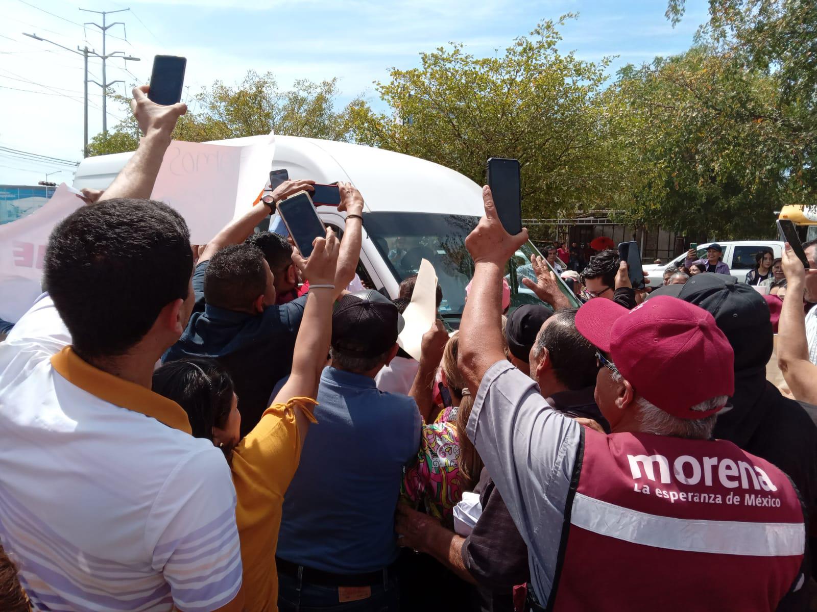 $!En medio de porras y protestas, llega AMLO a evento en Culiacán