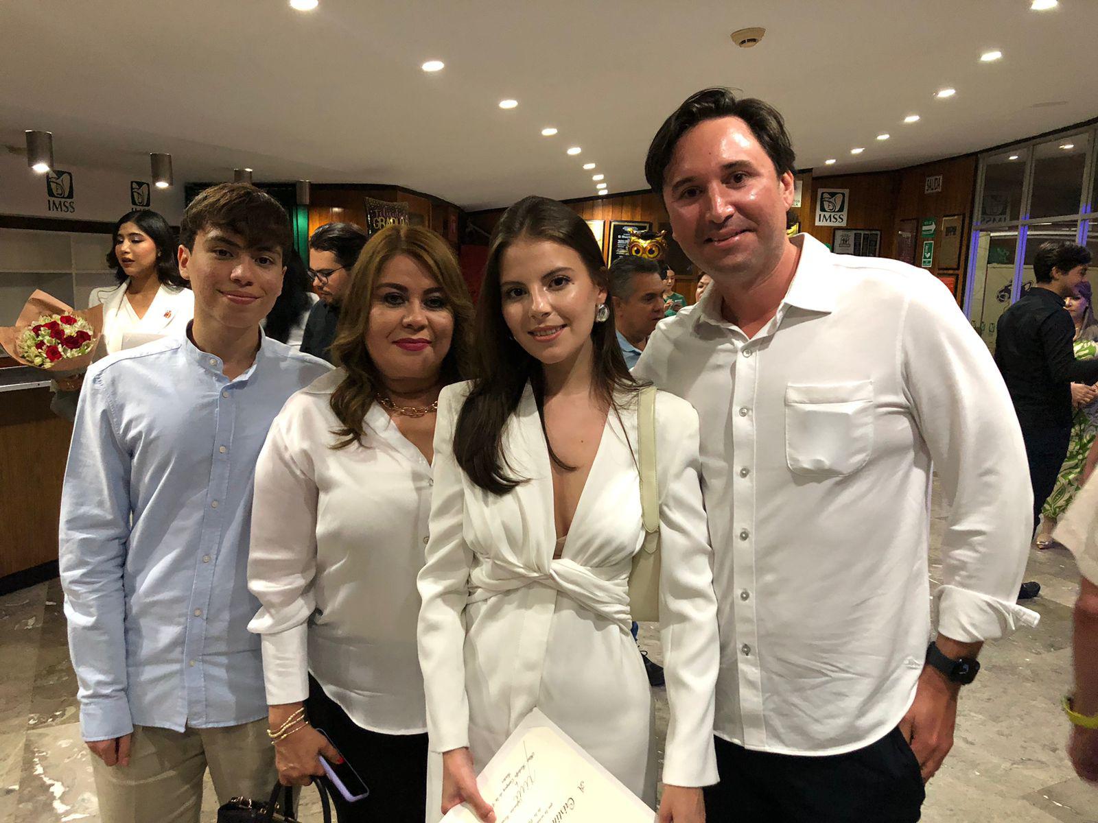 $!Cristina Torres estuvo acompañada por su familia.