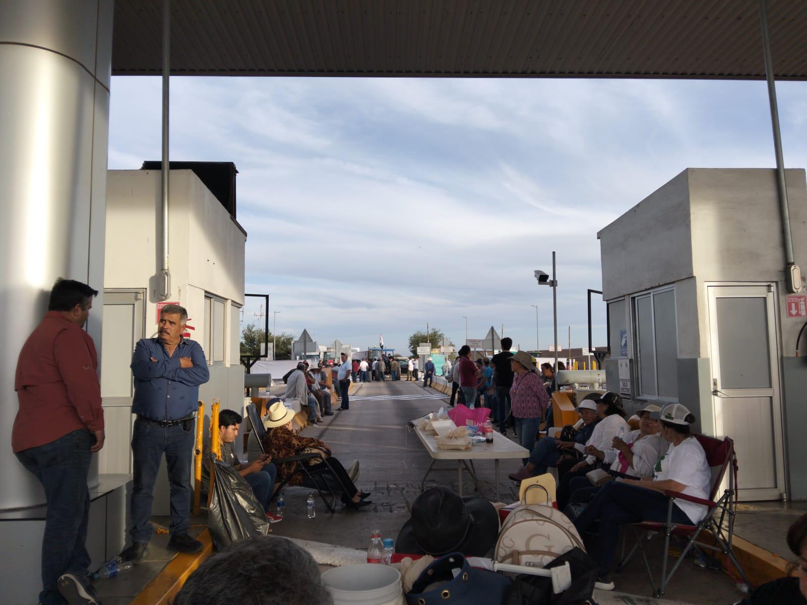 $!Productores y transportistas bloquean totalmente la caseta de El Pisal en Navolato