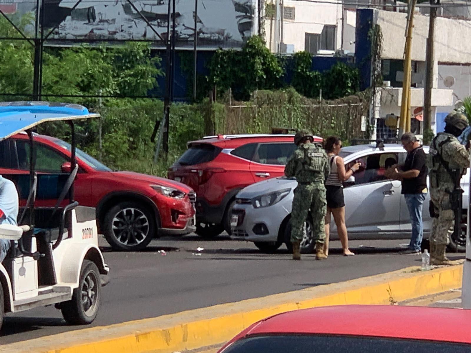 $!Choque múltiple altera circulación vial en crucero de la carretera Internacional en Mazatlán