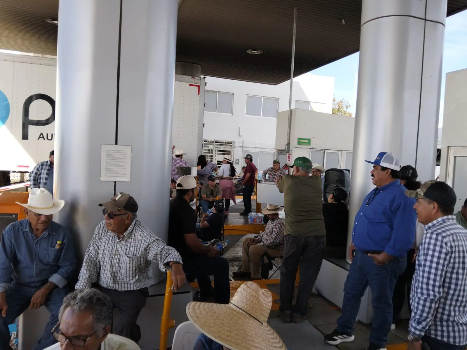 $!Productores y transportistas bloquean totalmente la caseta de El Pisal en Navolato