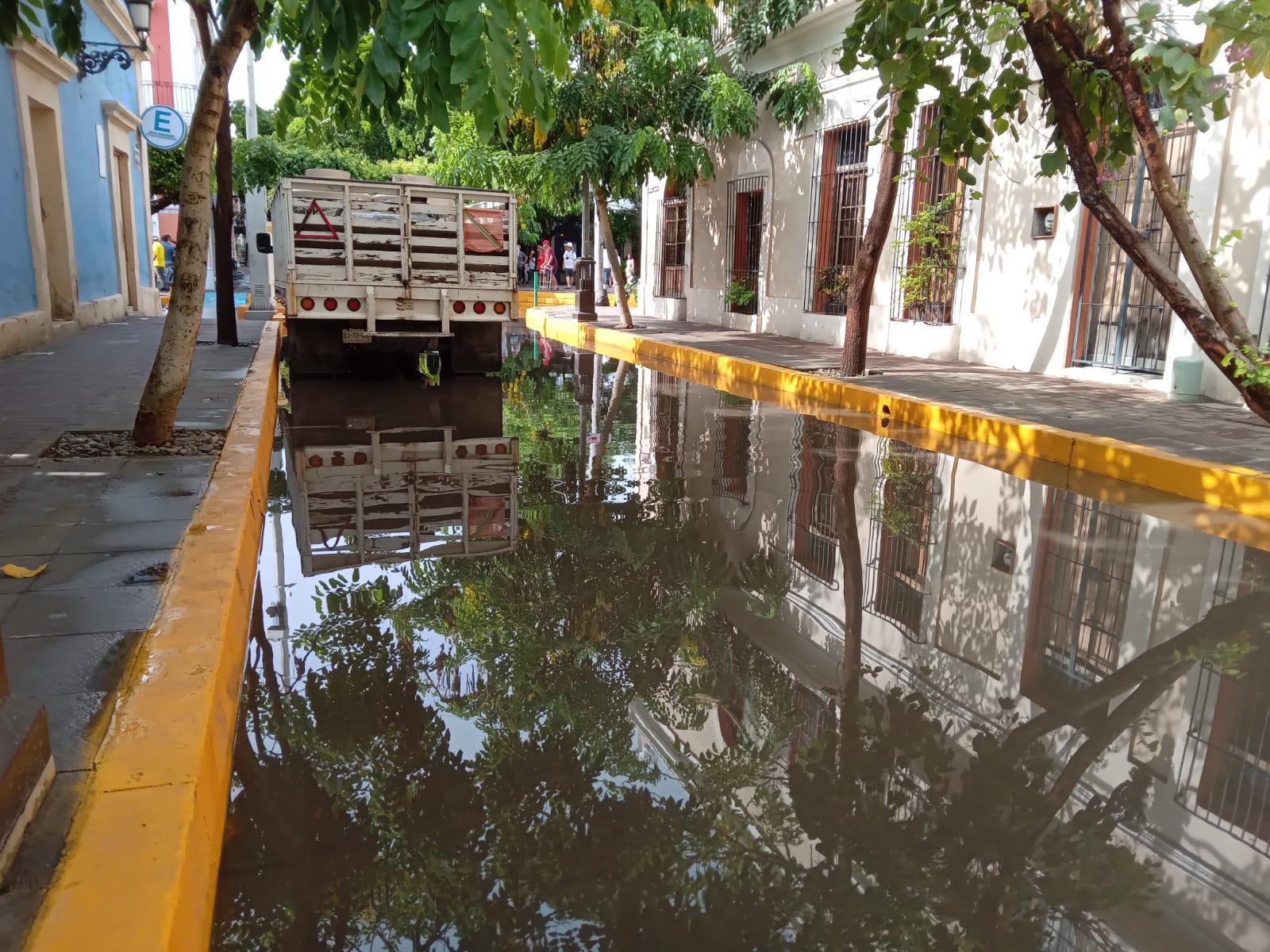 $!Se registra taponamiento y provoca inundación en esquina de la Plazuela Machado