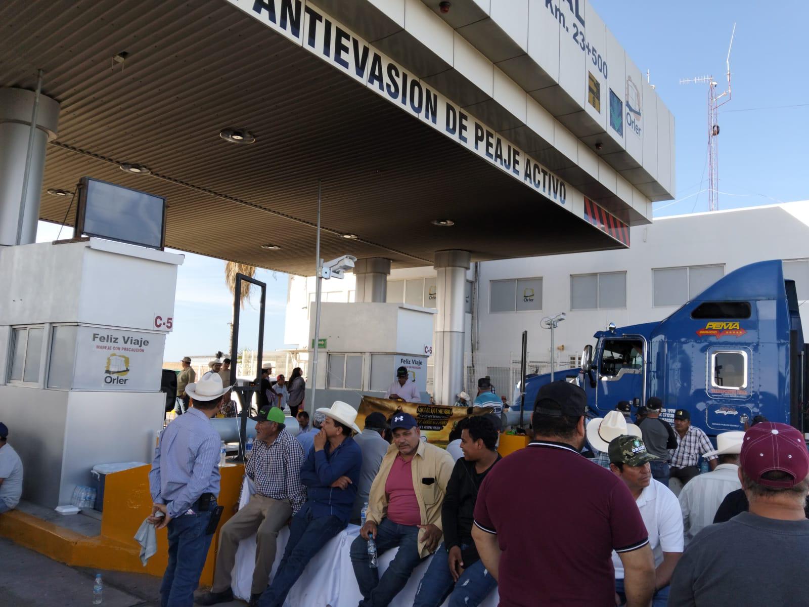 $!Productores y transportistas bloquean totalmente la caseta de El Pisal en Navolato