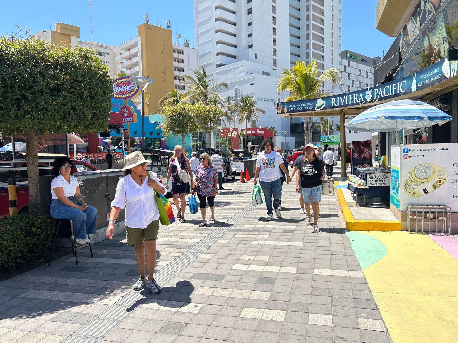 $!Reciben comerciantes con optimismo cambio de circulación en Semana Santa