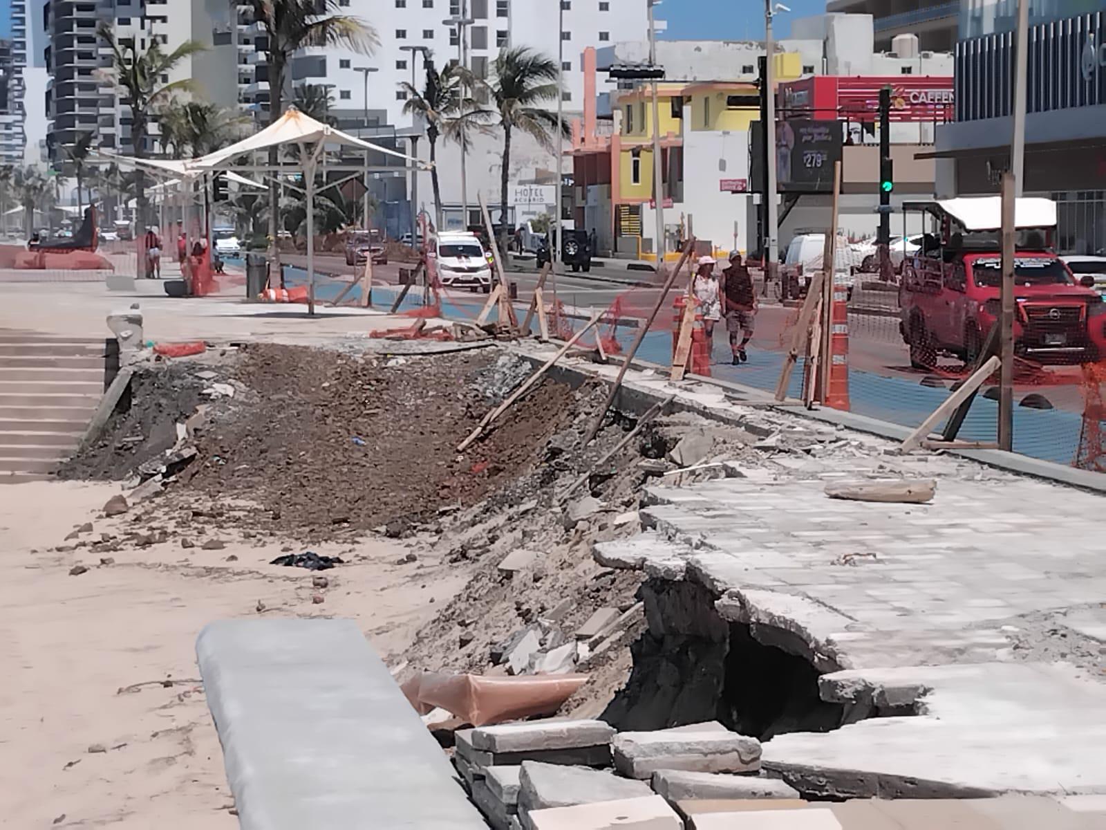 $!Continúan detenidos los trabajos de reparación de socavón en Malecón de Mazatlán