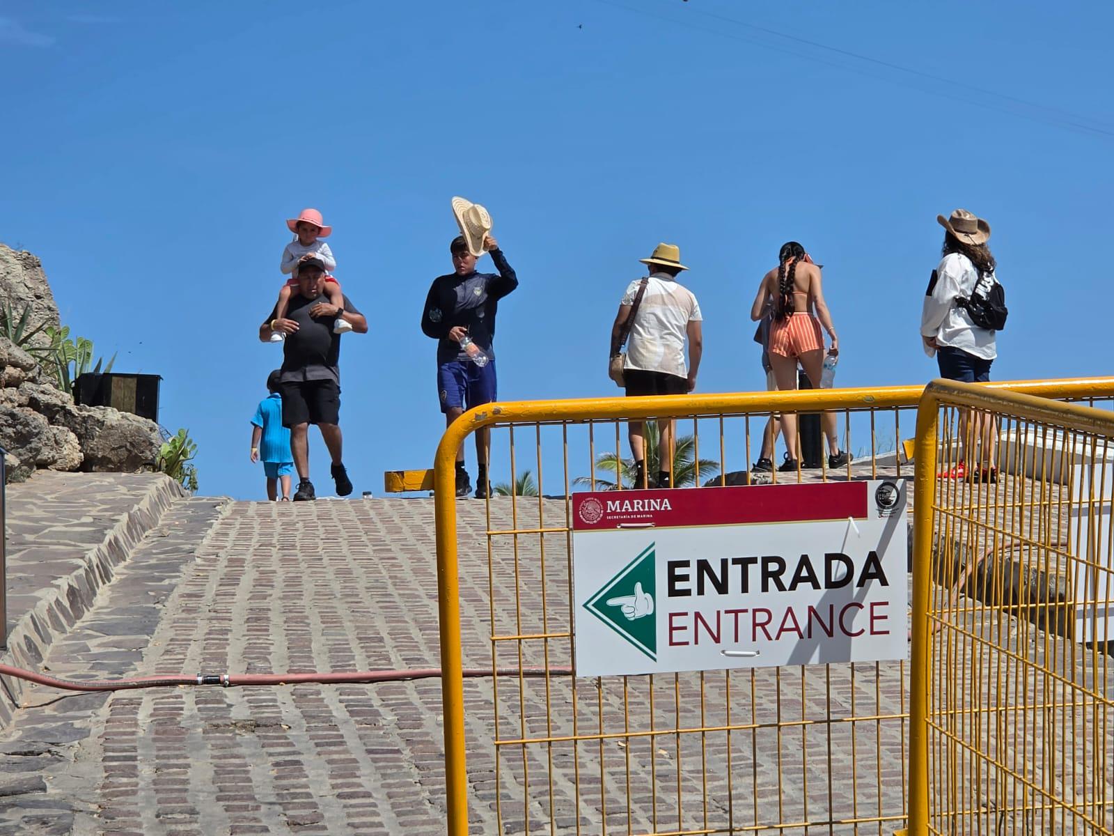 $!Turistas se quedan con ganas de escalar el Faro de Mazatlán