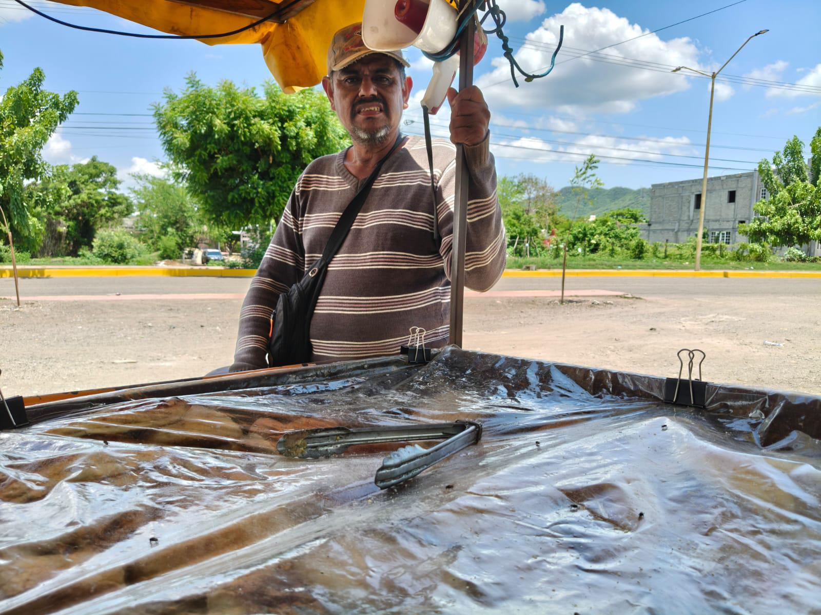 $!Leo, el vendedor de pan calientito que recorre las calles de Rosario