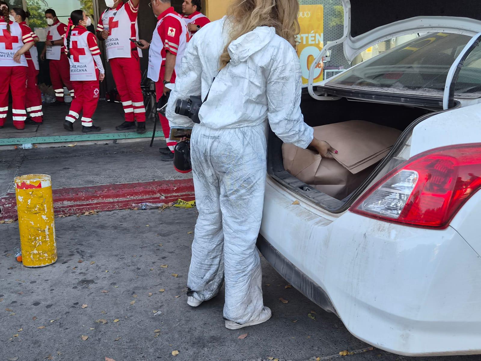 $!FGE aún no determina origen del incendio en plaza comercial de Los Mochis