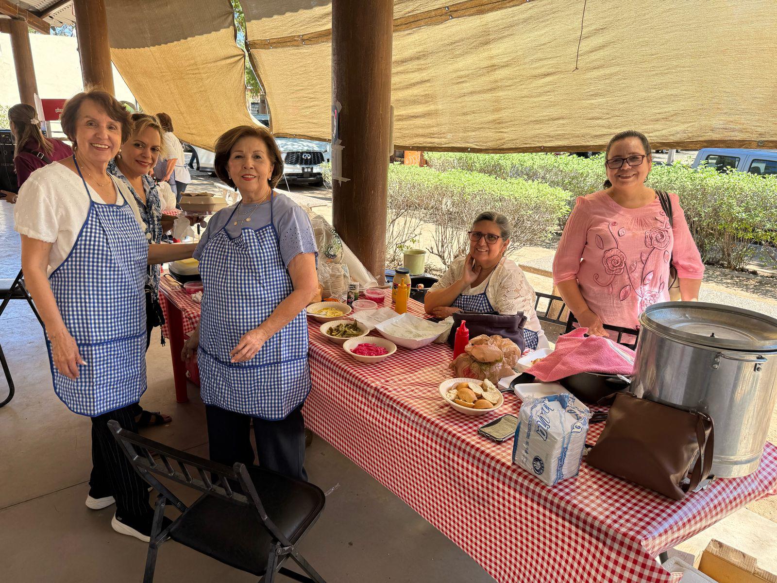 $!Conviven en kermés para ayudar al Templo de la Sagrada Familia
