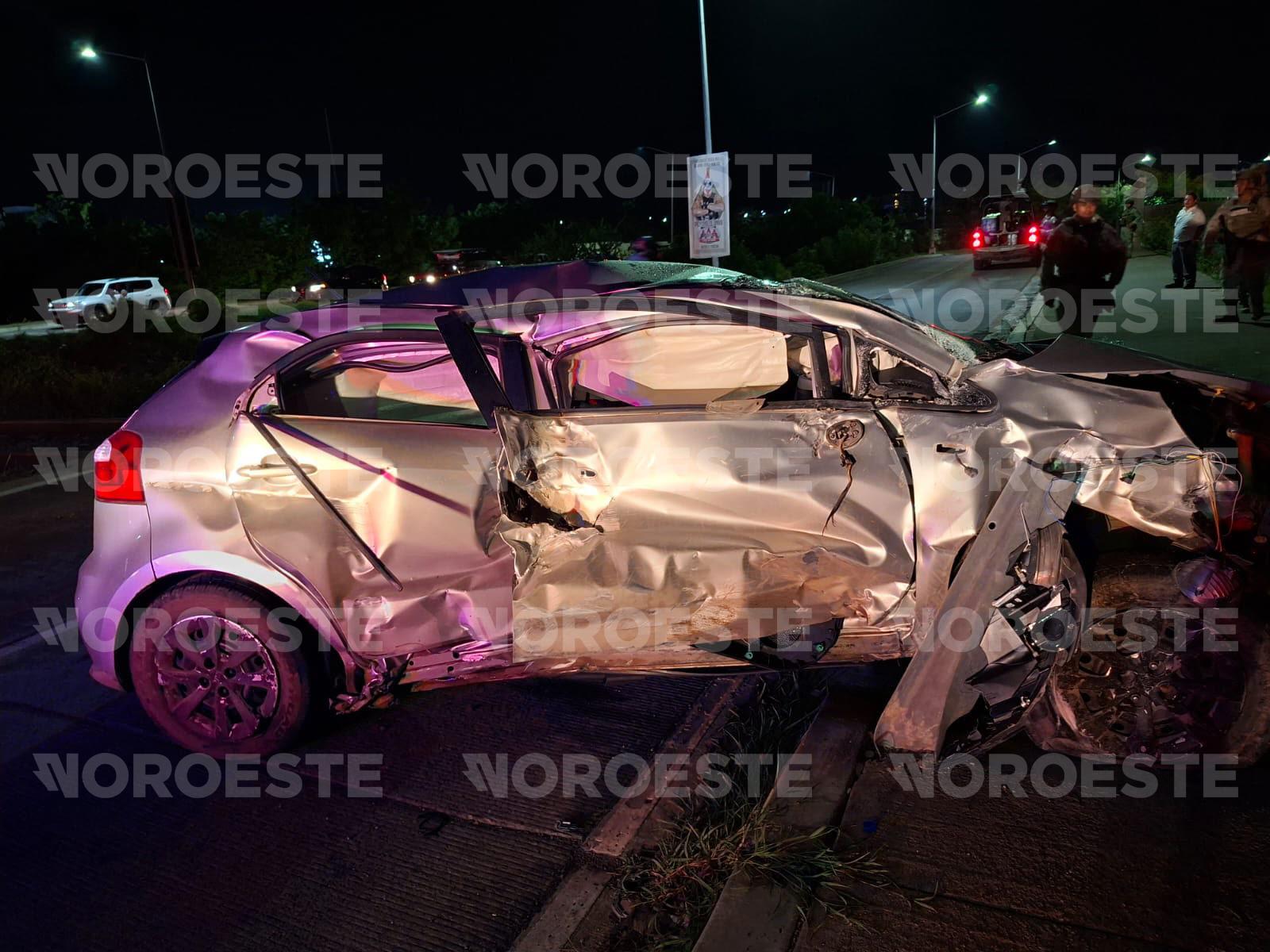$!Ferrocarril arrolla un automóvil en crucero de Paseo del Atlántico en la Marina Mazatlán; hospitalizan al conductor