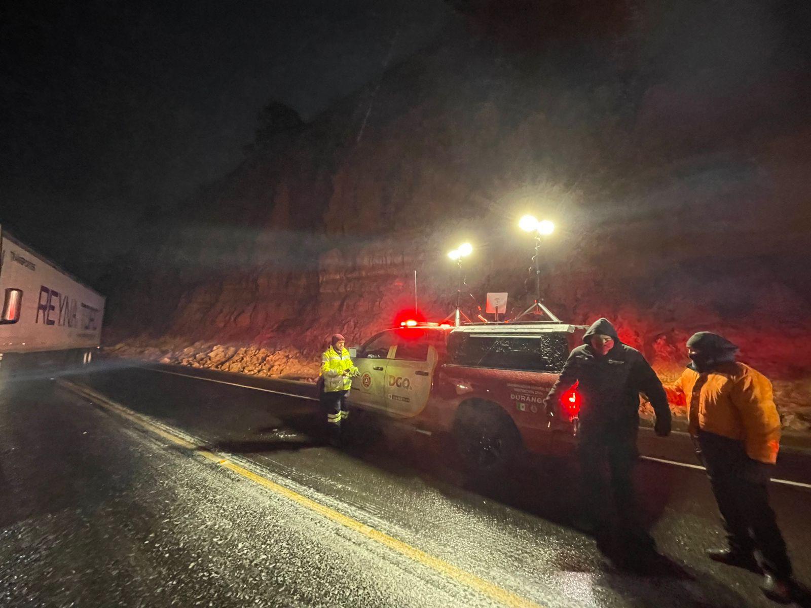 $!Cierran y reabren las carreteras en Durango por la presencia de hielo y nieve