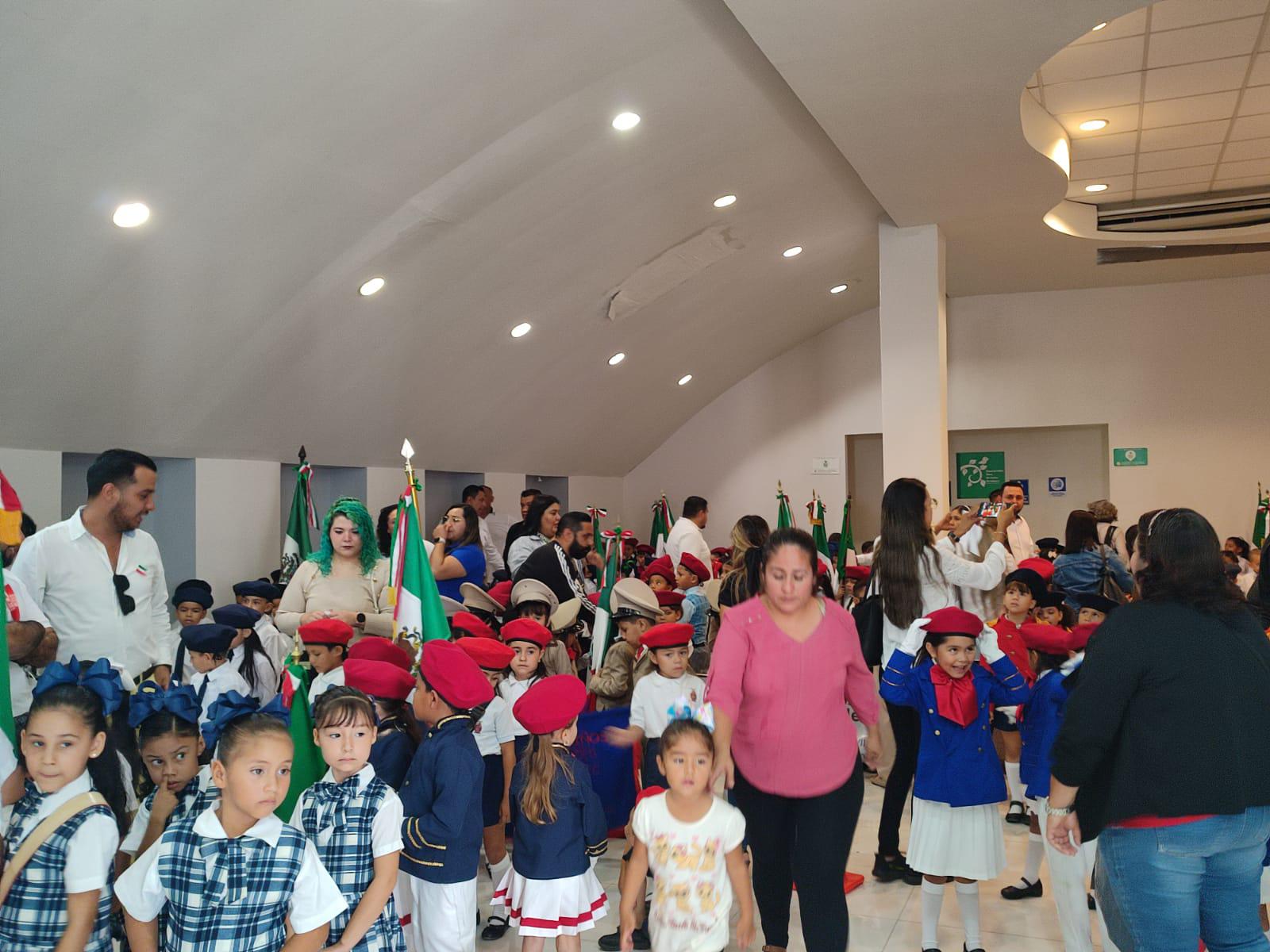$!Celebran con desfile de escoltas de preescolar el Día de la Bandera